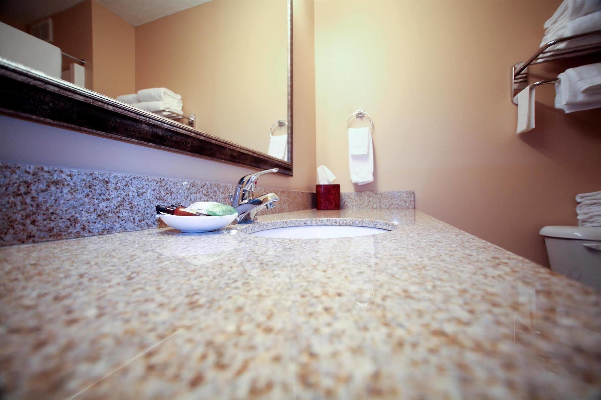 Grandstay Hotel & Suites Perham エクステリア 写真