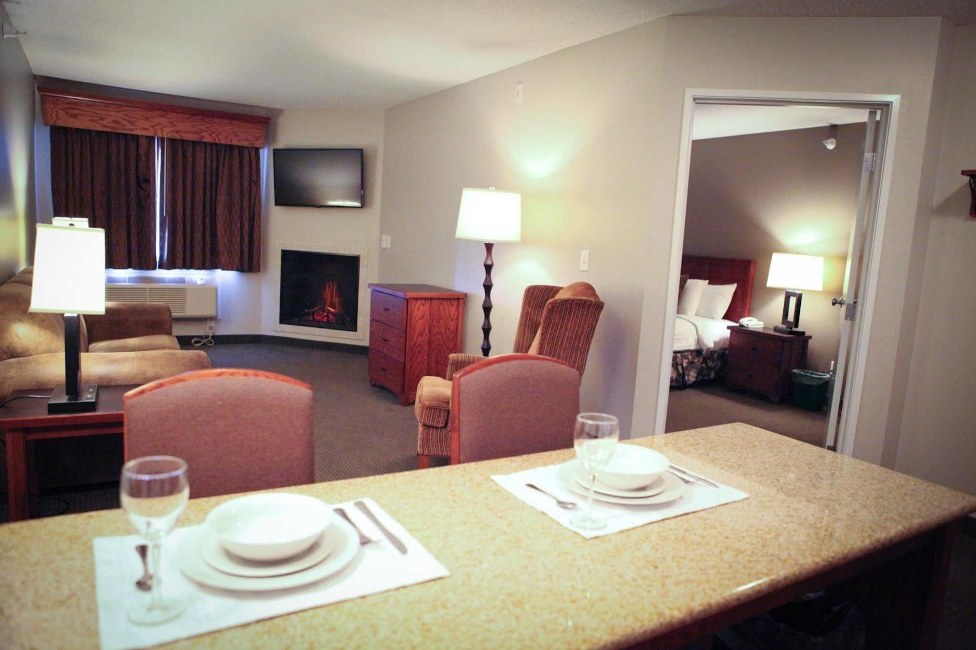 Grandstay Hotel And Suites Perham エクステリア 写真