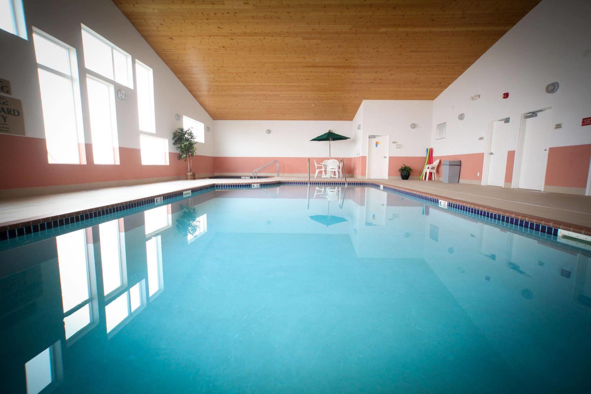 Grandstay Hotel & Suites Perham エクステリア 写真